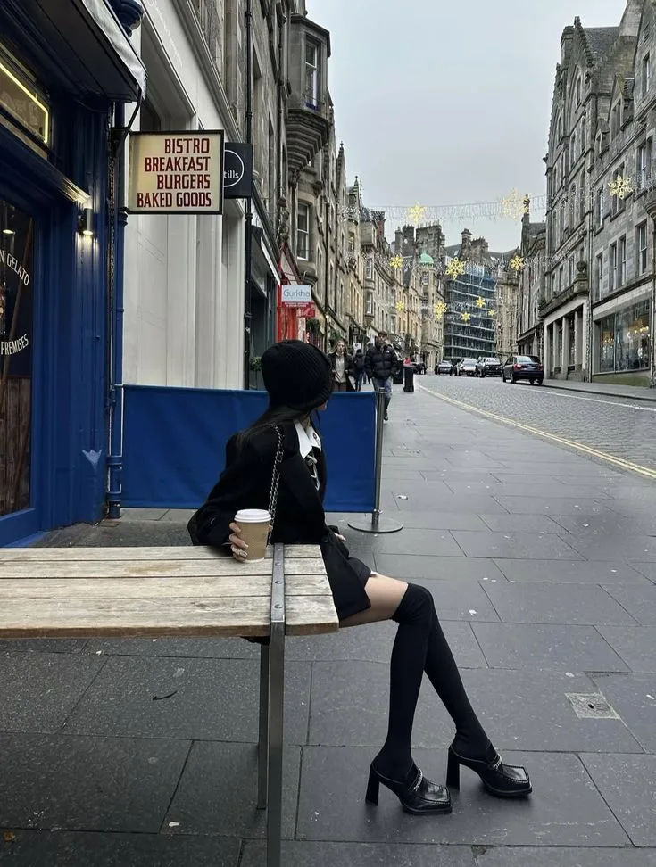 便利店的那盏监控盲区，让我差点当场缴械