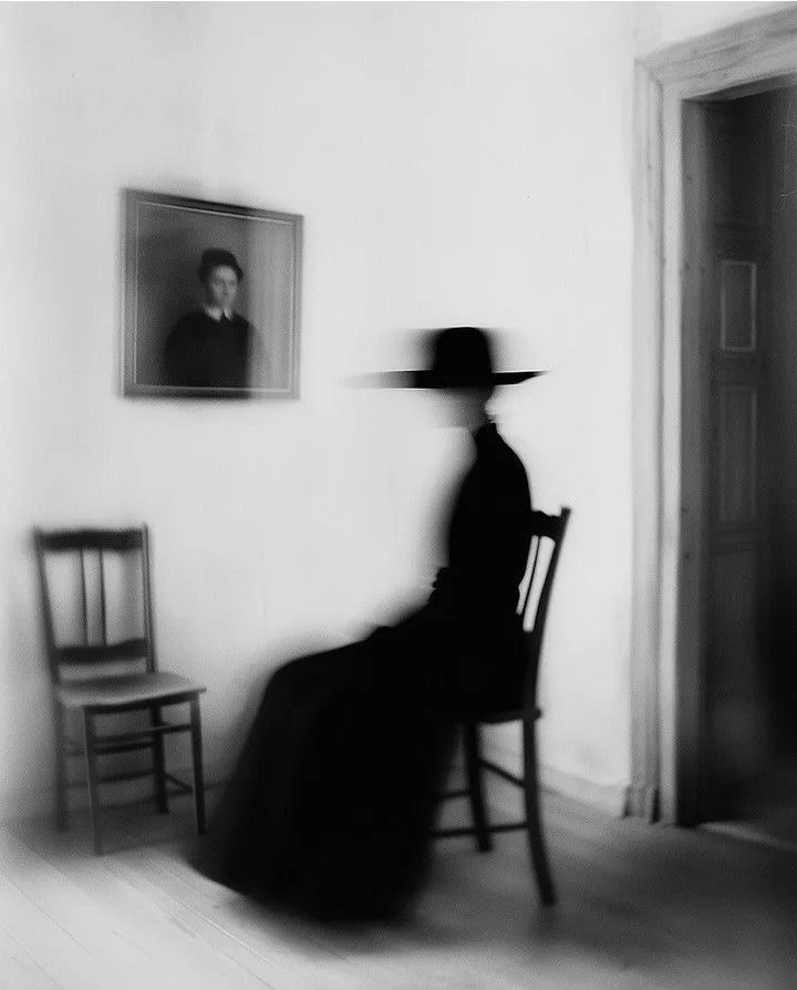 字母圈从感官剥夺到情绪放大-告解室